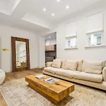 Luxury 2-Bed Apartment Steps From Oxford Street
