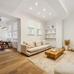 Luxury 2-Bed Apartment Steps From Oxford Street