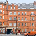 Luxury 2-Bed Apartment Steps From Oxford Street