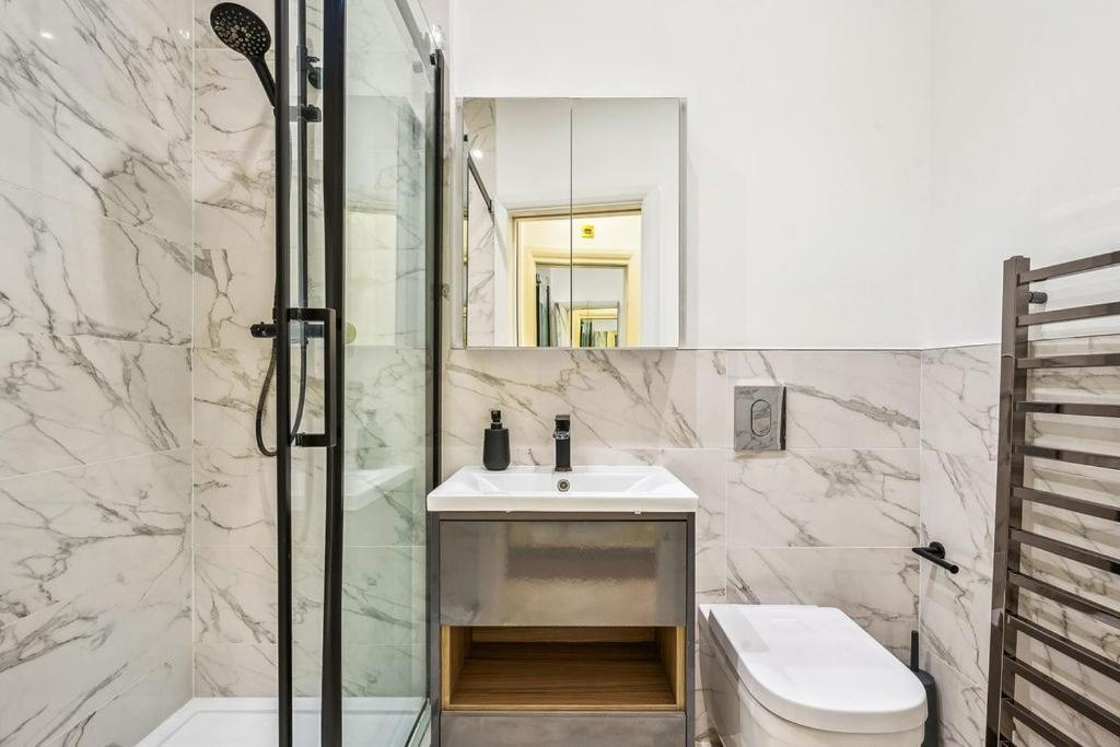 Luxury 2-bed Steps From Oxford Street Apartment