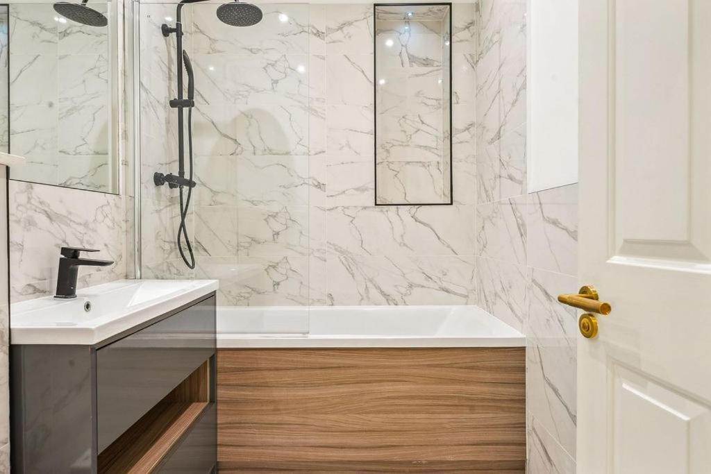 Luxury 2-bed Steps From Oxford Street