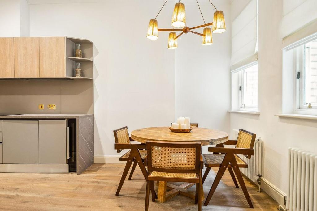 Apartment Luxury 2-bed Steps From Oxford Street
