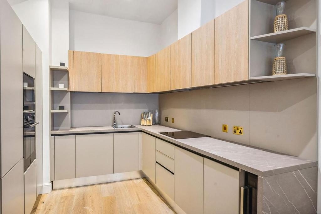 Apartment Luxury 2-bed Steps From Oxford Street *