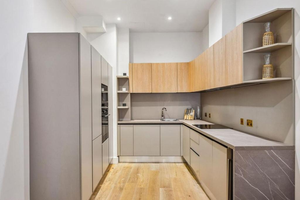 Luxury 2-bed Steps From Oxford Street Apartment