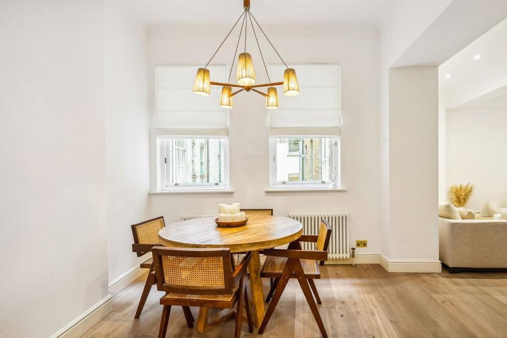 Luxury 2-bed Steps From Oxford Street Apartment London