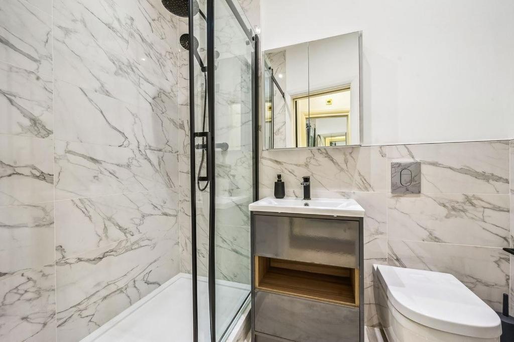 Apartment Luxury 2-bed Steps From Oxford Street London
