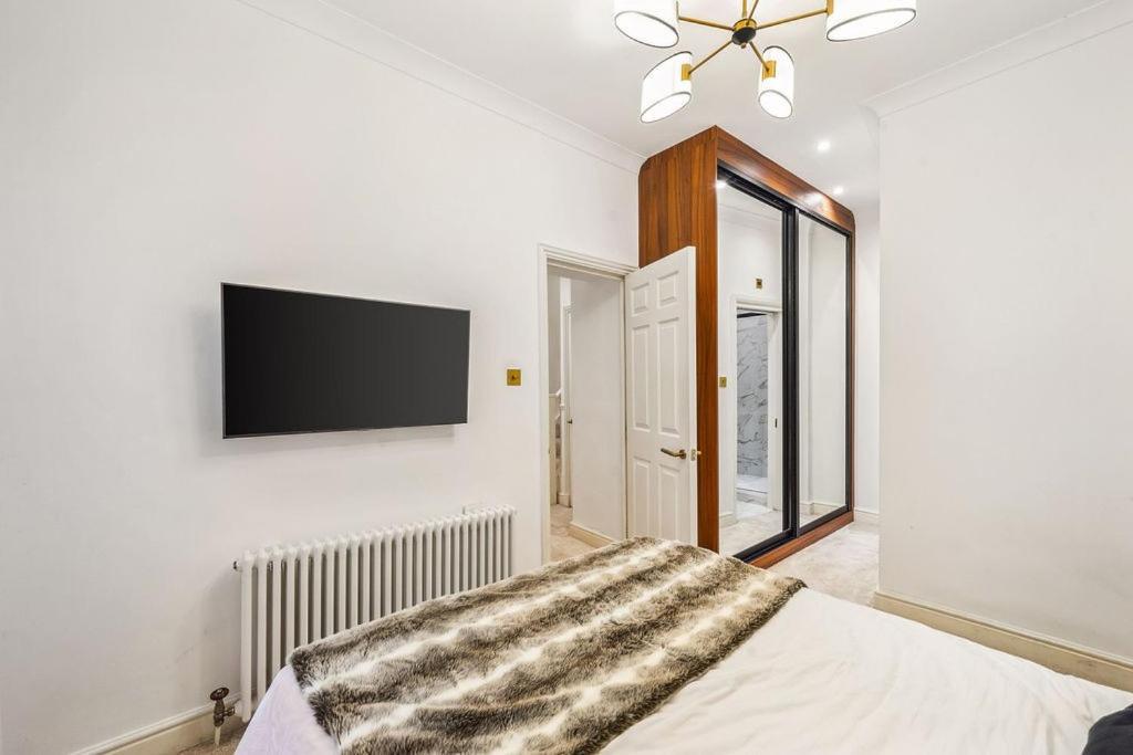 Luxury 2-bed Steps From Oxford Street Apartment