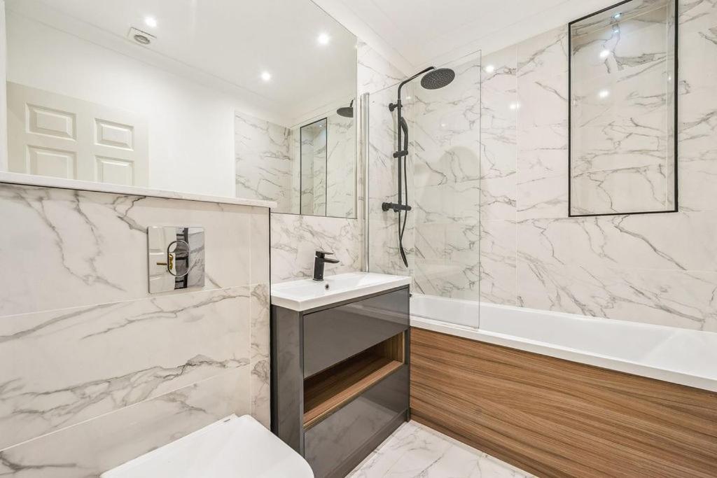 Apartment Luxury 2-bed Steps From Oxford Street