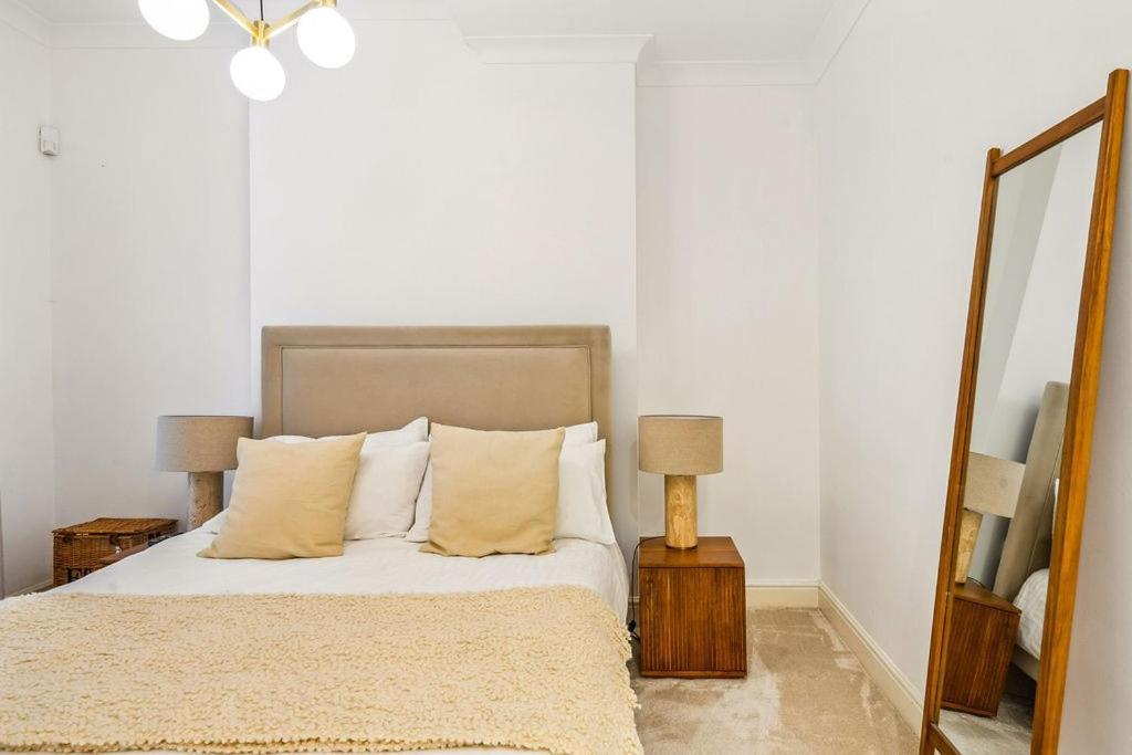 Luxury 2-bed Steps From Oxford Street Apartment *